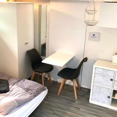 Modernes Zimmer Mit Kuechenzeile Und Bad Denkte Exterior photo