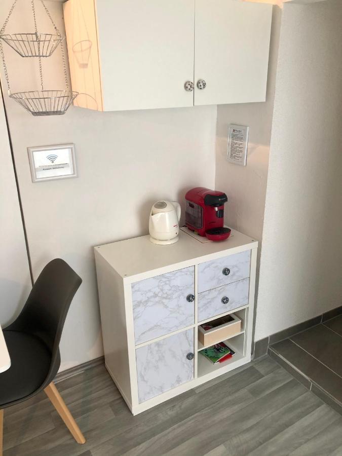 Modernes Zimmer Mit Kuechenzeile Und Bad Denkte Exterior photo
